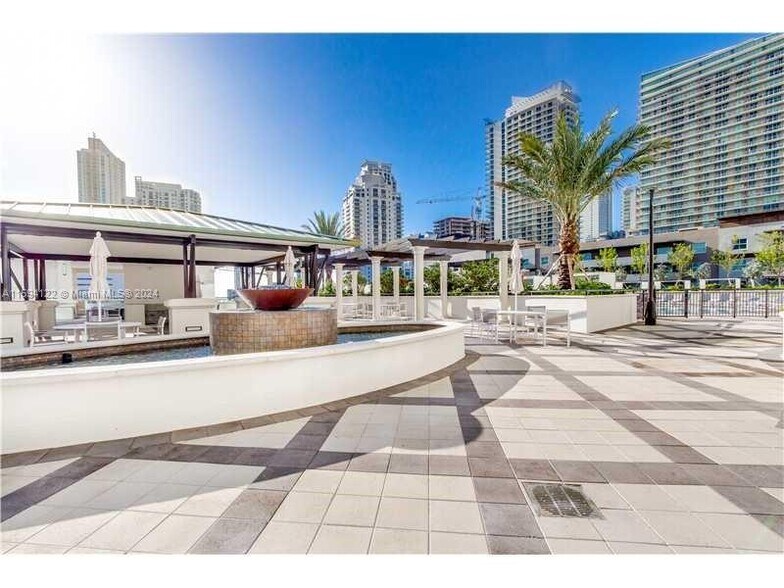 Building Photo - 999 SW 1st Ave