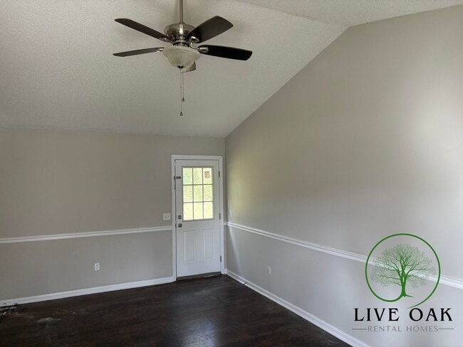 Building Photo - MOVE IN SPECIAL: $500 OFF 1ST FULL MONTH'S RENT!**