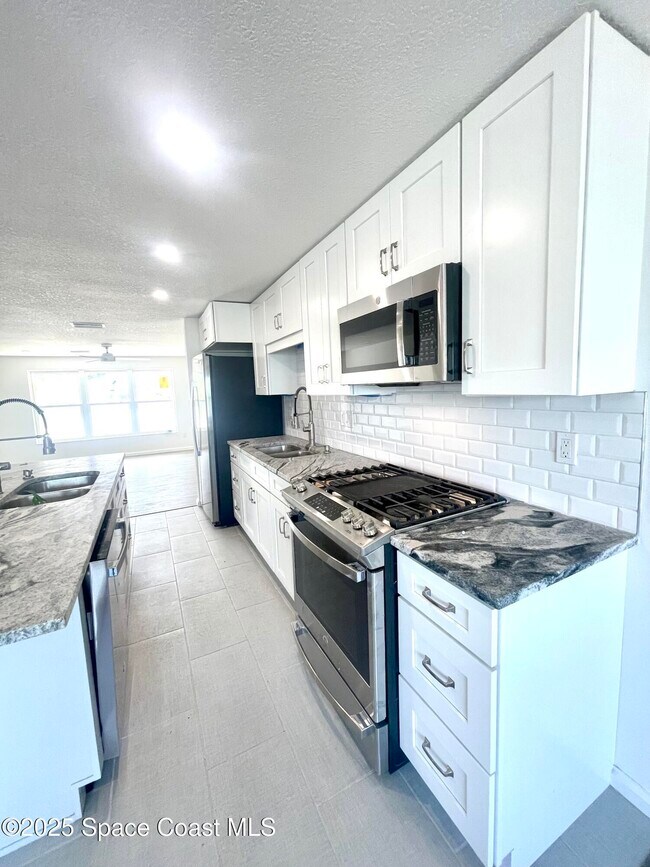 Building Photo - 620 Poinsetta Dr