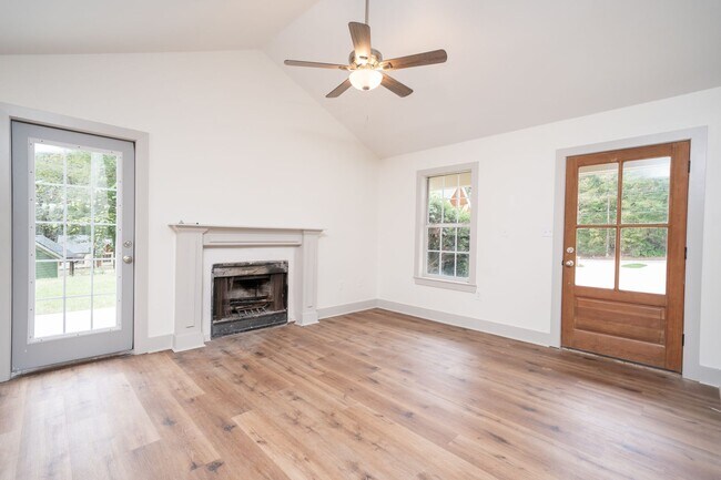 Building Photo - 3BR/2BA Home