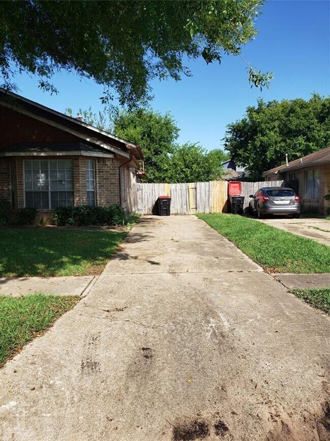 Building Photo - Beautiful 4 Bedroom Home in Houston / Nice Backyard