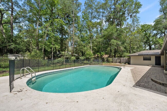 Building Photo - Spacious Pool Home in Desirable NW Gainesville