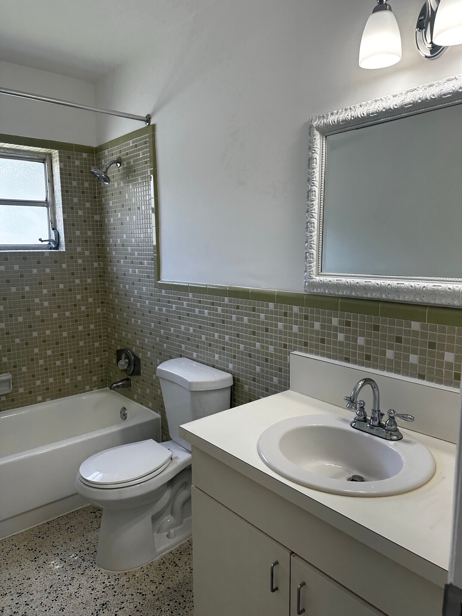 Large bath - 20510 SW 114th Ave