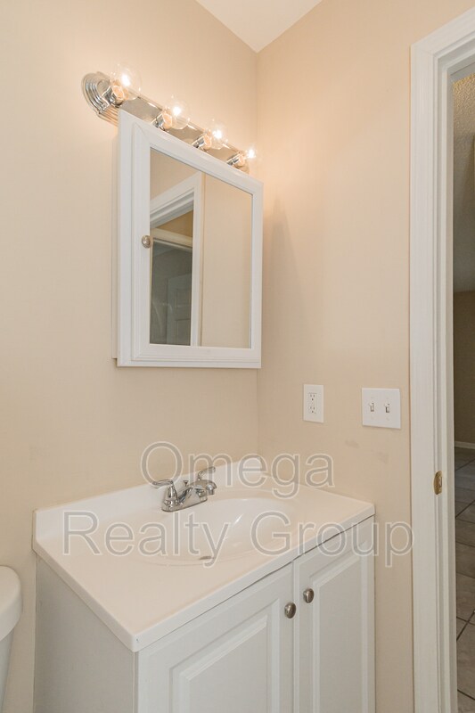 Building Photo - 1600 14th Ave E