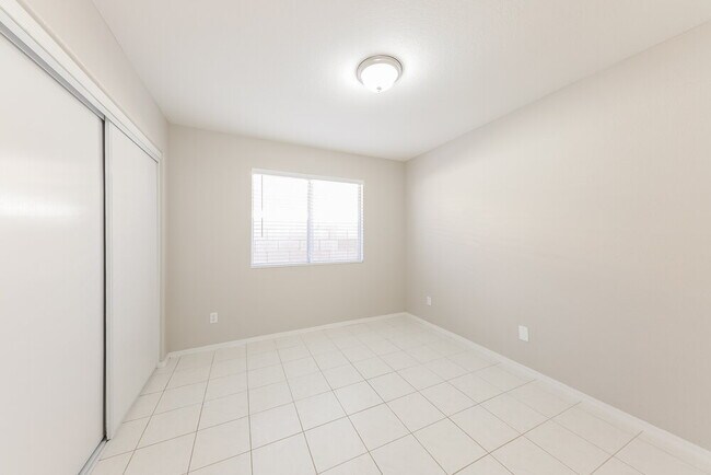 Building Photo - 8819 W Kings Ave