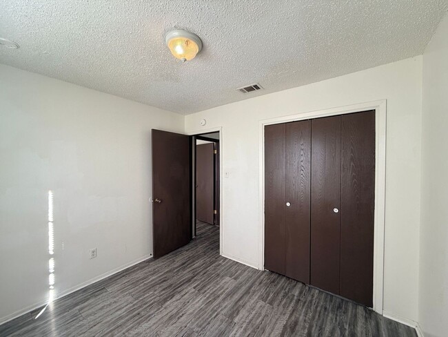 Building Photo - SECTION 8/HUD ACCEPTED - AVAILABLE NOW!