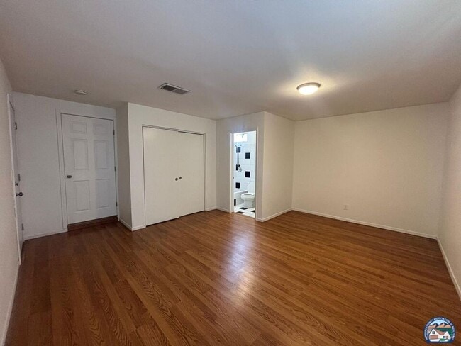 Building Photo - 572 Lenrey Ave