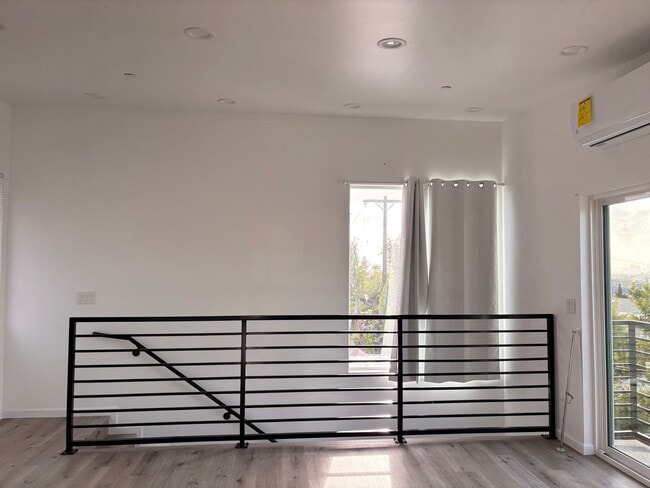 Building Photo - 3 bedrooms 3 baths home in San Diego. WATE...