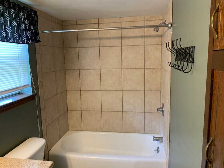 Building Photo - 641 Belle Air Ave