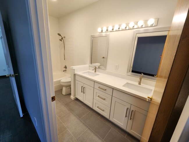 Building Photo - Renovated 3 Bedroom Condo