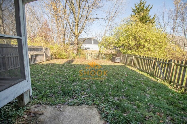 Building Photo - LARGE TOWNHOME - LOTS OF SPACE!
