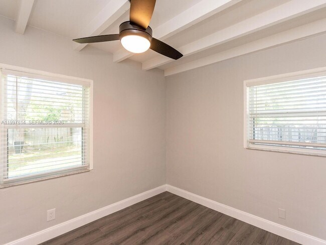 Building Photo - 1413 NW 3rd Ave