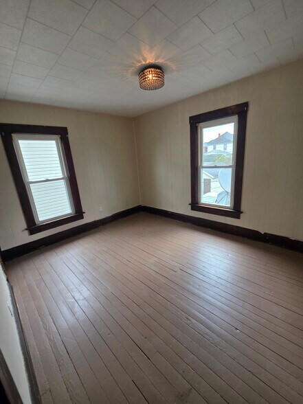 Building Photo - 364 S 10th St