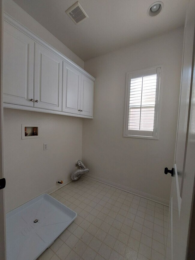 Building Photo - Beautiful townhouse in Ontario-CALL FOR OUR MOVE-IN SPEACIAL