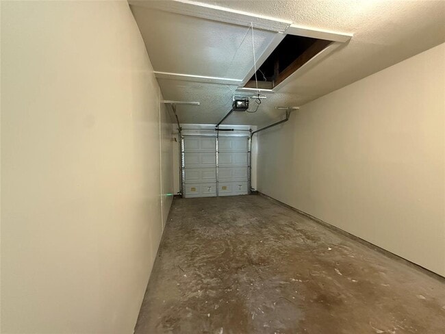 Building Photo - 1109 Village Green Dr