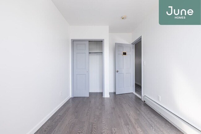 Building Photo - Queen room in 4-bed/2.0-bath Home