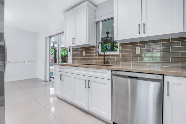 Building Photo - 9841 Dominican Dr