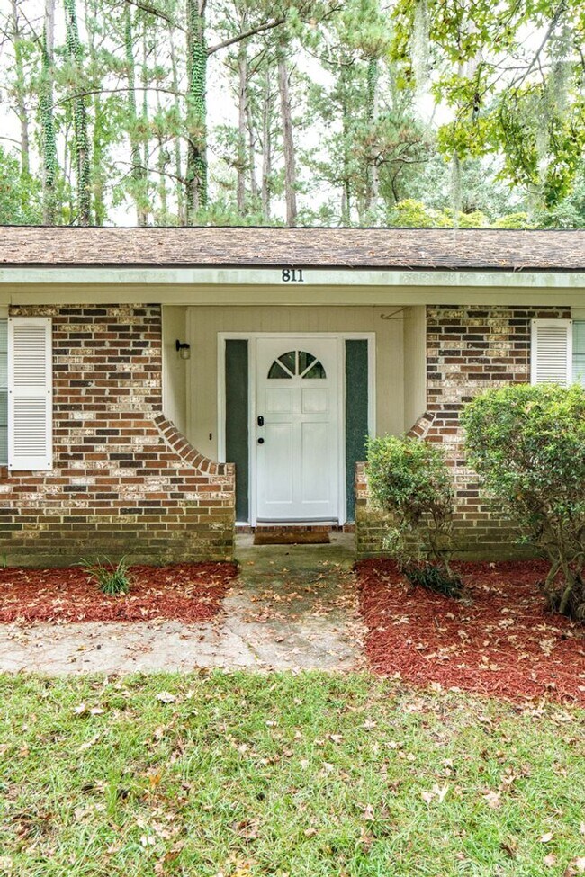 Building Photo - Beautiful 4 bedroom in the heart of Mossy ...