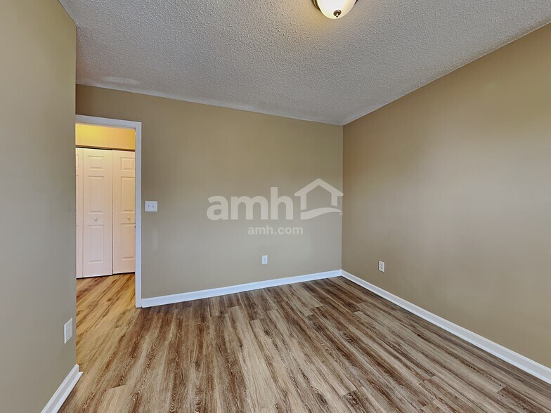 Building Photo - 208 Winding Willow Trl