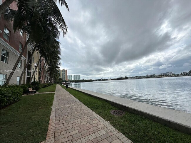 Building Photo - 17150 N Bay Rd