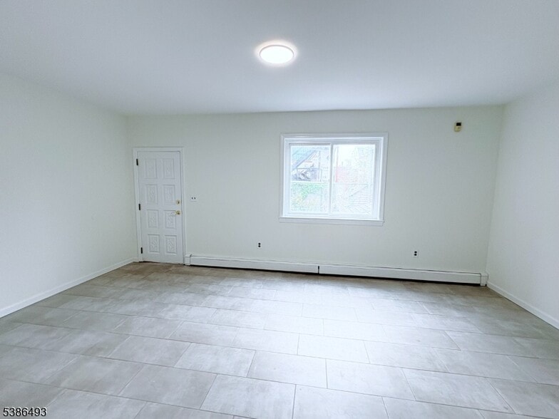 Building Photo - 82 Elm St