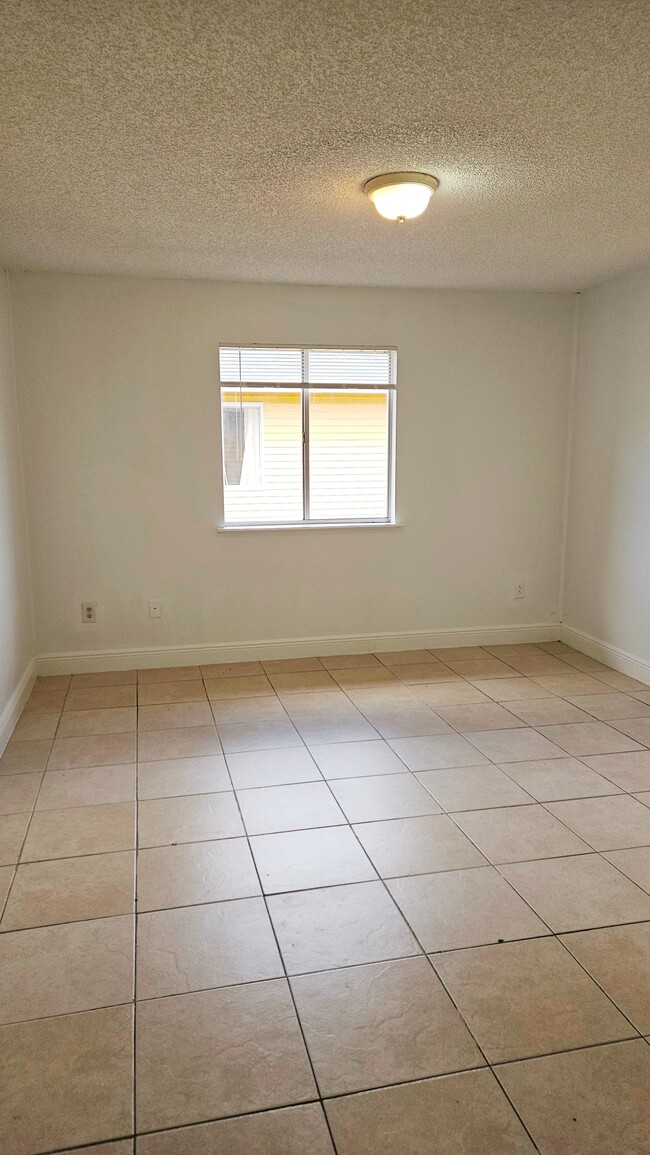 Building Photo - 177 NE 12th Ave