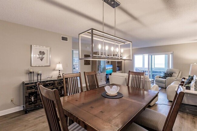 Building Photo - 1125 W Peppertree Dr