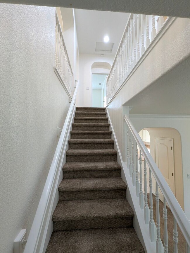 Building Photo - Well-Appointed Fairfield 4/2.5 Home with Excellent Location + Price