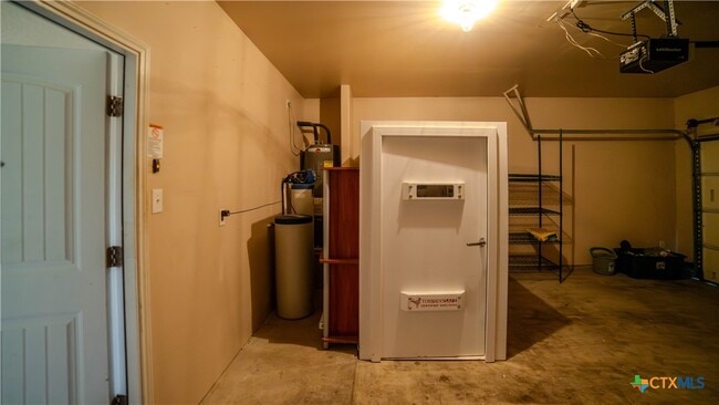 Building Photo - 602 W Vega Ln