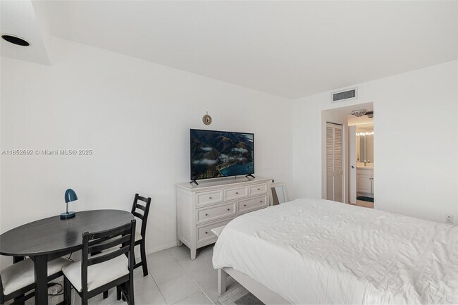 Building Photo - 300 Bayview Dr