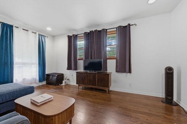 Building Photo - Two Bedroom/One Bathroom Duplex Unit