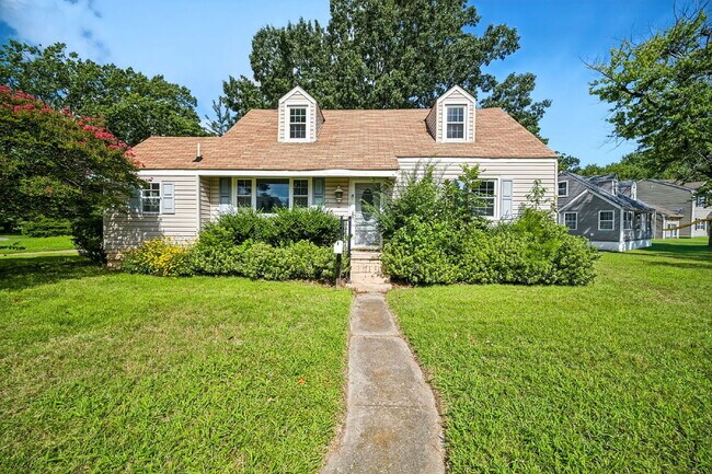 Building Photo - RARE FIND-4 BEDROOMS, 2 BATHROOMS, FENCED BACK YARD and GARAGE-PETS!!