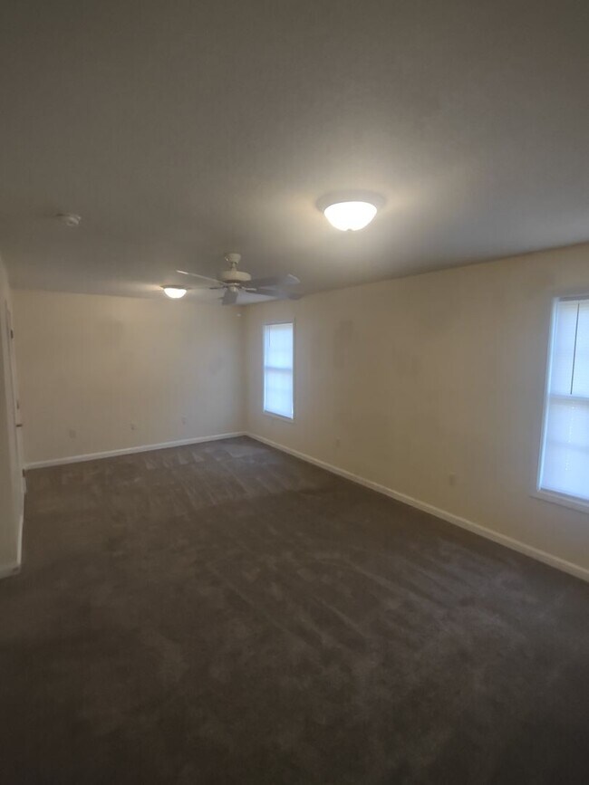 Building Photo - Center Duplex 2 Bed 1.5 Bath Benton KY