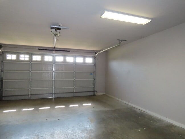 Building Photo - Beautiful 3 Bedroom, 2 Bath Home in South ...