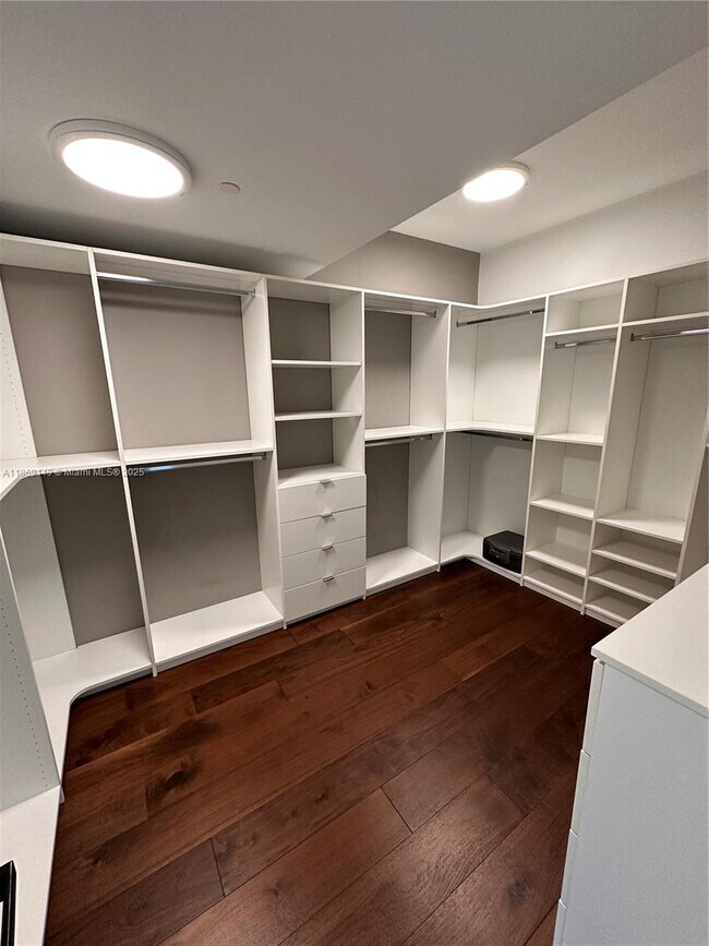 Building Photo - 1643 Brickell Ave