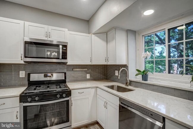 Building Photo - 3239 Gunston Rd
