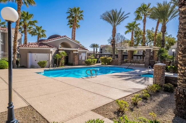 Building Photo - 3 Bedroom Open Layout Condo in Gated Commu...