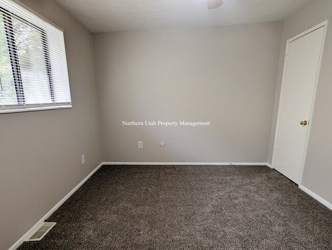 Building Photo - 2 bed 1 bath duplex