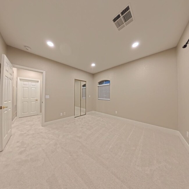 Building Photo - Beautifully Renovated 2nd-Floor Condo in Prime Location