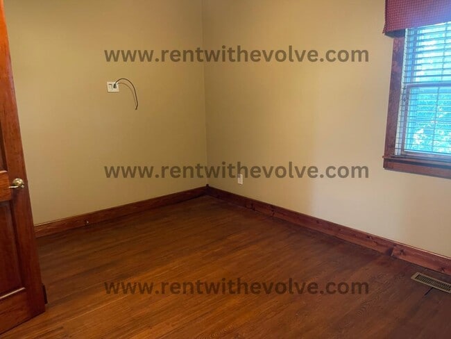 Building Photo - 1377 W Stockyard Rd