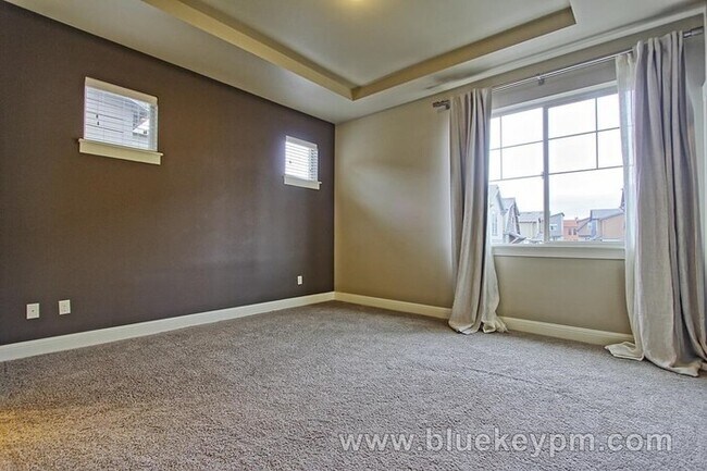 Building Photo - 45 Degree Central 4 bedrooms, 2.5 baths Wa...
