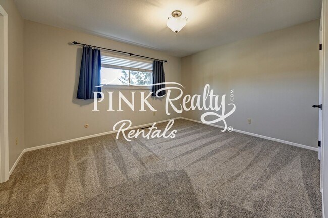 Building Photo - Nice 4 Bedroom Close to Peterson AFB and S...