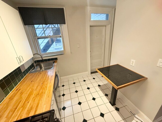 Building Photo - **BEST DEAL**Ghent -2 Bedroom condo 2nd Fl...