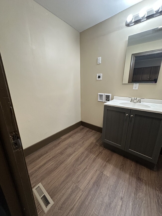 Building Photo - 108 W Holmes St