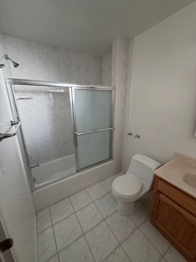 Building Photo - 3 Bedroom 2 Bath Home With Ample Storage