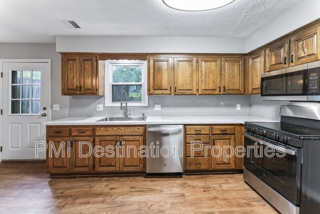 Building Photo - 1322 N Harvey Dr