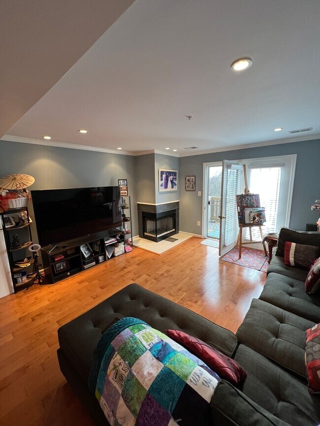 Building Photo - Stunning 2 bedroom and 3 Bathroom Townhome Style Condo / w Pool