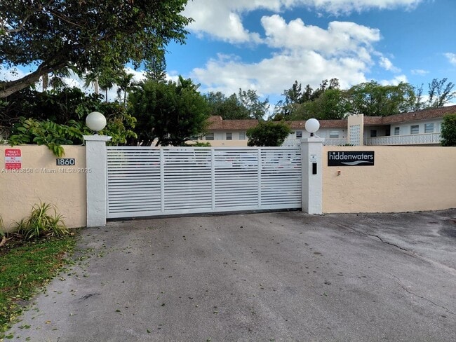 Primary Photo - 1860 Venice Park Dr