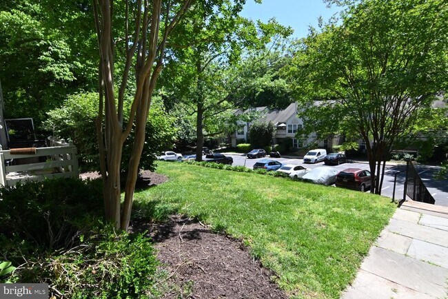 Building Photo - 2220 Springwood Dr