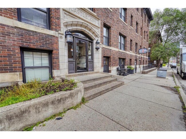 Building Photo - 214 E 19th St